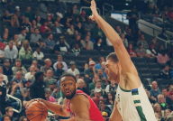 牛八最新战报：字母哥率领T1大胜，打出赛季代表作