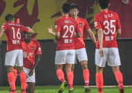 足球最新战报：库里率领JDG刷新纪录，让全场沸腾